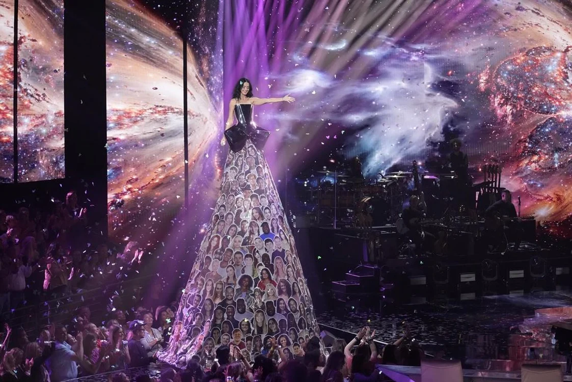 Katy Perry a purtat o rochie de 6 m cu chipurile concurenților „American Idol”