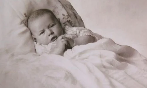 Controverse din copilăria Regelui Mihai: a fost conceput în timpul logodnei părinţilor săi, a vorbit abia după doi ani şi visa să se joace când a devenit monarh jpeg