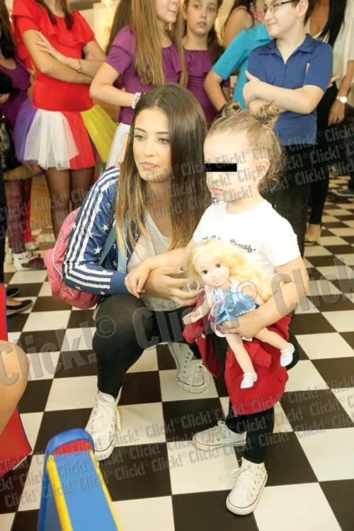 
    Antonia cu fetiţa sa  