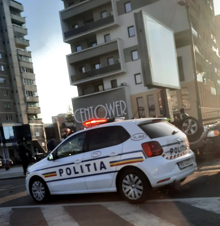 Accident în centrul municipiului Râmnicu Vâlcea o mașină răsturnată Foto Ștefan Stoica