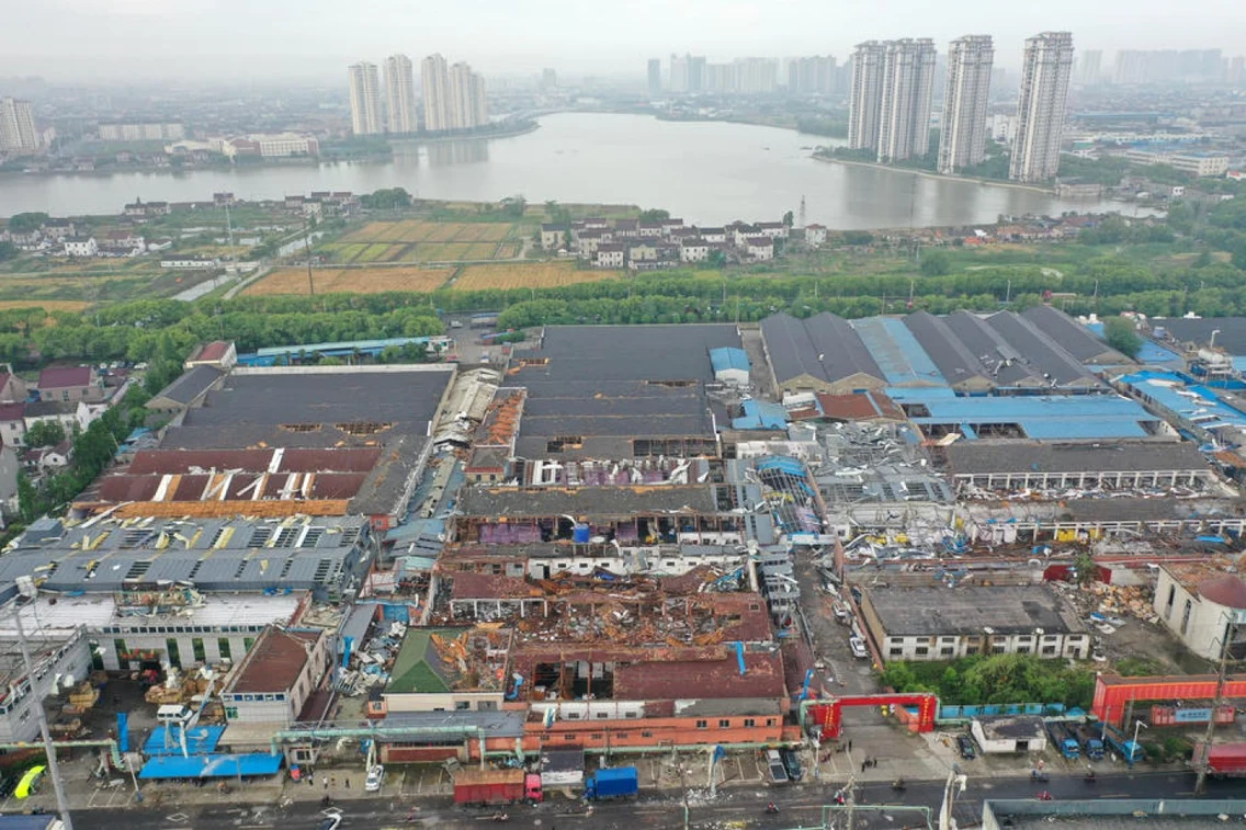 Ce distrugeri a provocat tornada în localitatea Shengze din provincia Jiangsu China FOTO EPA-EFE /  Fang Dongxu
