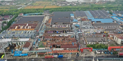 Ce distrugeri a provocat tornada în localitatea Shengze din provincia Jiangsu China FOTO EPA-EFE /  Fang Dongxu