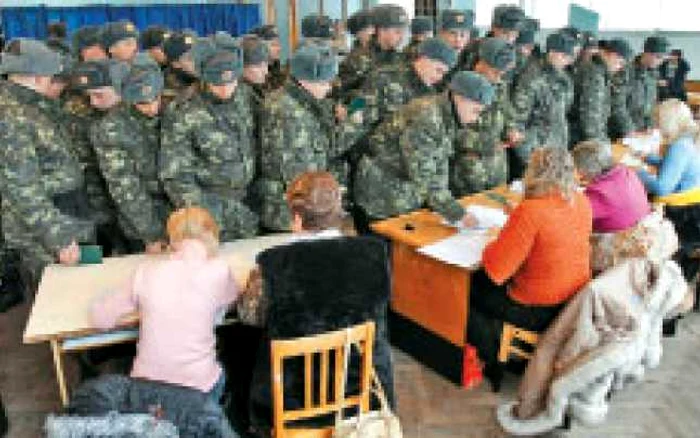 Militarii, aduşi la vot cu sutele