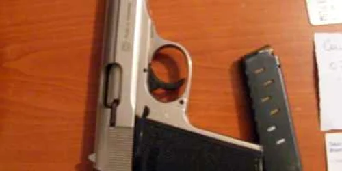 Polițiștii au confiscat un pistol cu gaze marca Walter calibrul 9 mm., cu 34 de cartușe aferente