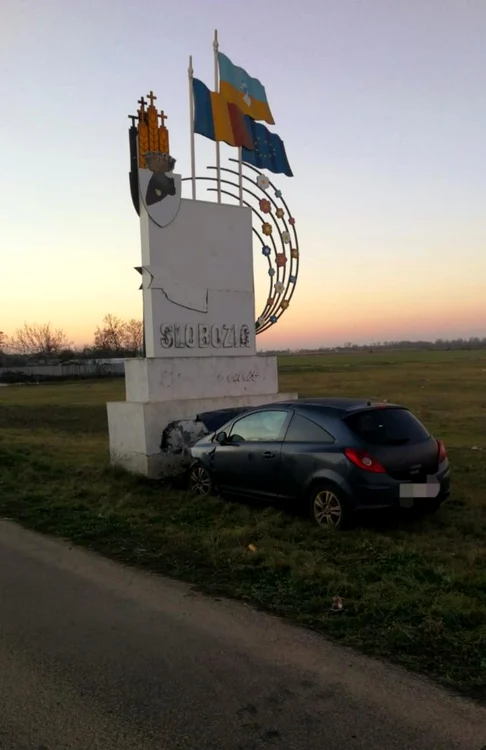 Tânărul a pierdut controlul maşinii şi s-a înfipt în indicatorul care marchează intrarea în Slobozia FOTO IPJ Ialomiţa