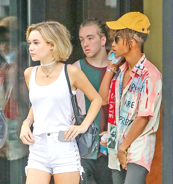 A fost surprins în compania unei tinere frumoase