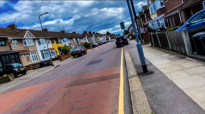 Strada Wards Road din Newbury Park, Anglia, joi, 14 mai