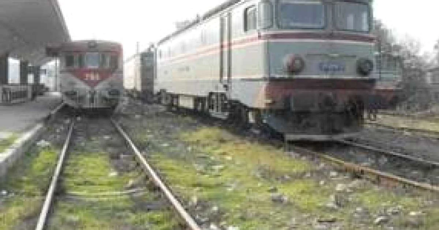 Tânărul stătea liniştit în gară