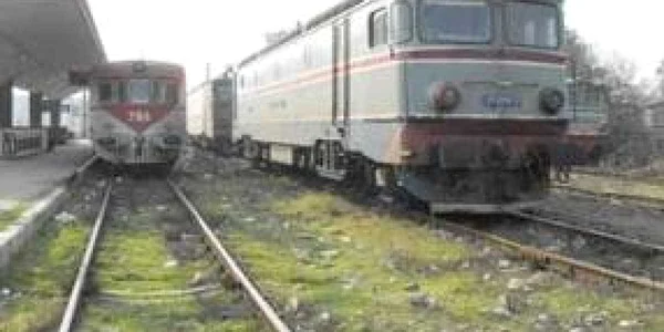 Tânărul stătea liniştit în gară