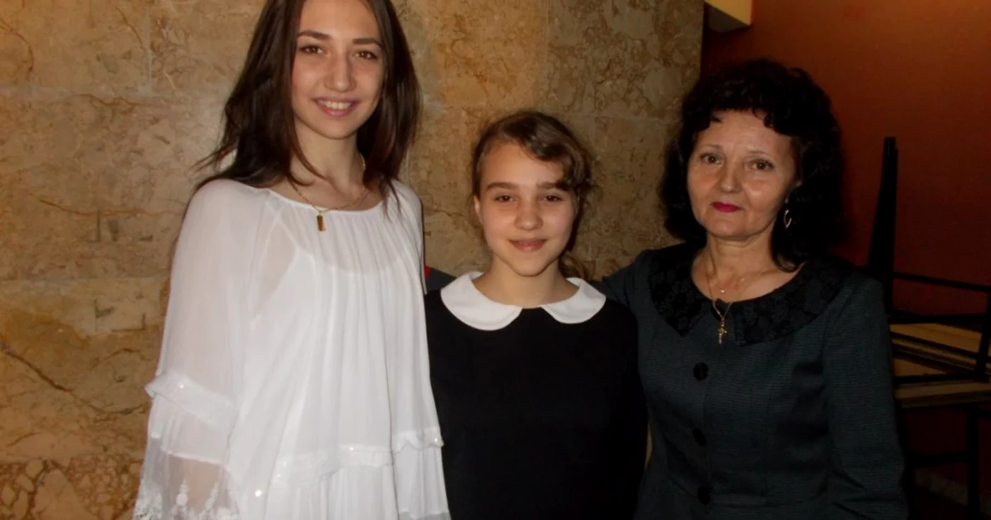 alexandra geantă si elevele