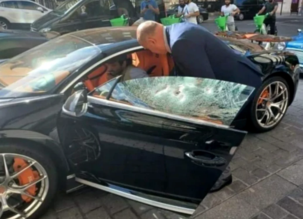 Mașina a fost atacată de doi motociciști