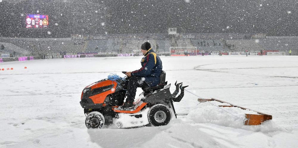 Ca la noi, la nimeni. Metoda „românească” folosită pentru a îndepărta zăpada la meciul Gloria - FCSB