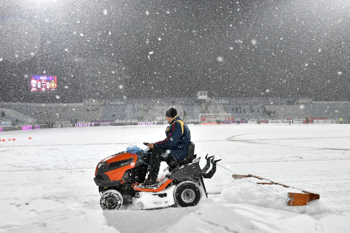 S-a muncit din greu pentru a îndepărta zăpada înainte de Gloria - FCSB. Foto Cristi Preda/gsp.ro