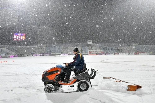 S-a muncit din greu pentru a îndepărta zăpada înainte de Gloria - FCSB. Foto Cristi Preda/gsp.ro
