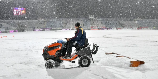 S-a muncit din greu pentru a îndepărta zăpada înainte de Gloria - FCSB. Foto Cristi Preda/gsp.ro