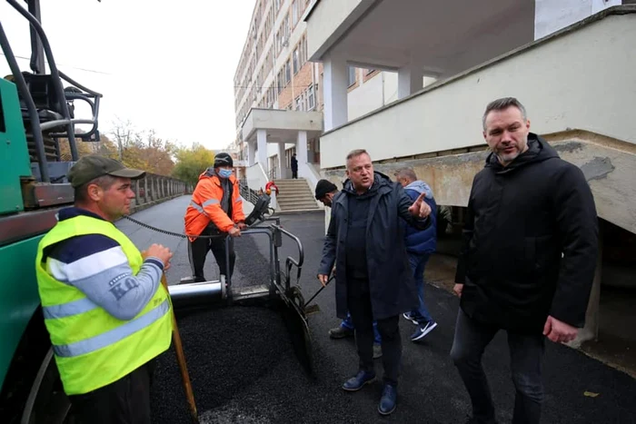 Asfaltare la spital FOTO Facebook/Vasile Iliuţă