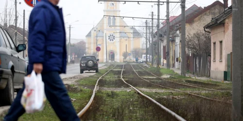 Se poate vedea cu ochiul liber cât de strâmbe sunt vechile linii de tramvai