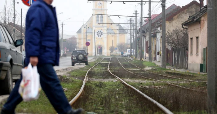 Se poate vedea cu ochiul liber cât de strâmbe sunt vechile linii de tramvai