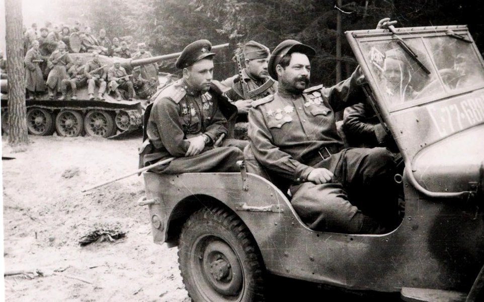 Actul de la 23 August 1944 comentat în presa străină: „Guvernul Român predă țara în mâna bolșevicilor“. Reacția lui Carol al II-lea