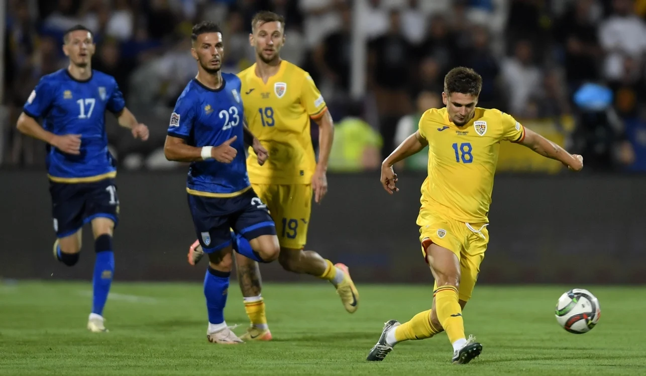 Răzvan Marin (dreapta, galben) a atins un număr rotund de selecții (FOTO: Sportpictures)