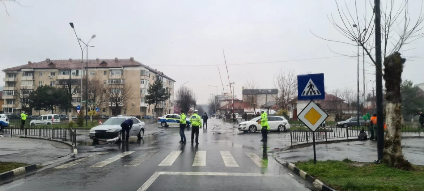 Accident la o barieră de cale ferată din Râmnicu Vâlcea, în urma căruia doi copii au ajuns cu atacuri de panică UPU; Foto Adevărul - credit Edi Dulăcioiu