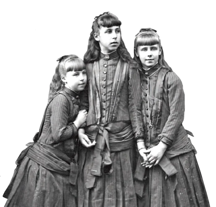 Prinţesa Maria, viitoarea regină a României (în dreapta), alături de două dintre surorile ei: prinţesa Victoria Melita (în centru) şi prinţesa Alexandra