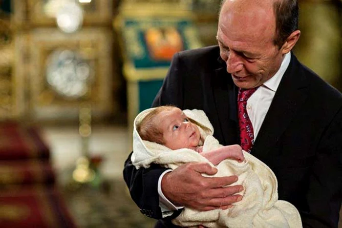 
    Traian Băsescu este foarte fericit de când a devenit bunic... de băiatFOTO: Arhiva personală  