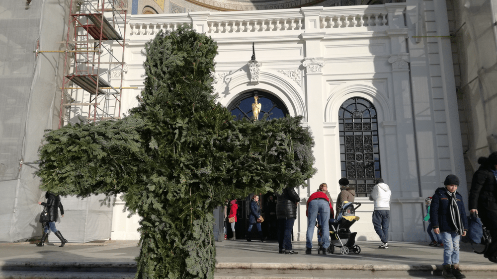 Crucea de Bobotează de la Iaşi este realizată de opt ani din ramuri de brad. Care este motivul
