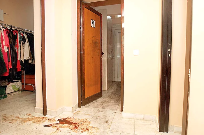 La o săptămână  de la crimă, magazinul e încă plin de sânge. Patroana Alina Petre va chema o firmă de curăţenie să spele podelele