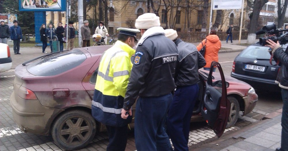 Un șofer septuagenar a făcut prăpăd în Bârlad. S-a urcat beat la volan și a lovit mașinile parcate