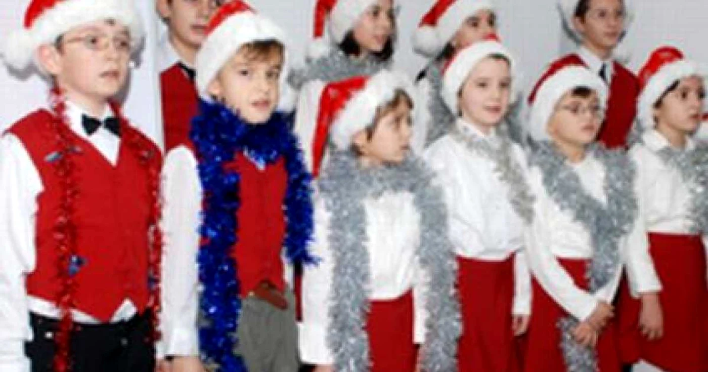 Copiii din Girov au pregătit mai multe colinde pentru publicul pietrean