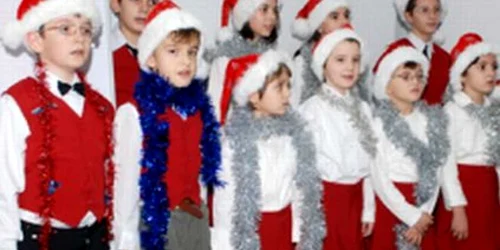 Copiii din Girov au pregătit mai multe colinde pentru publicul pietrean