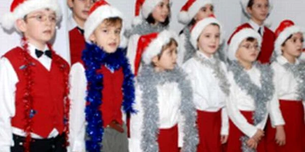 Copiii din Girov au pregătit mai multe colinde pentru publicul pietrean