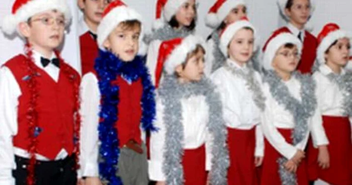 Copiii din Girov au pregătit mai multe colinde pentru publicul pietrean