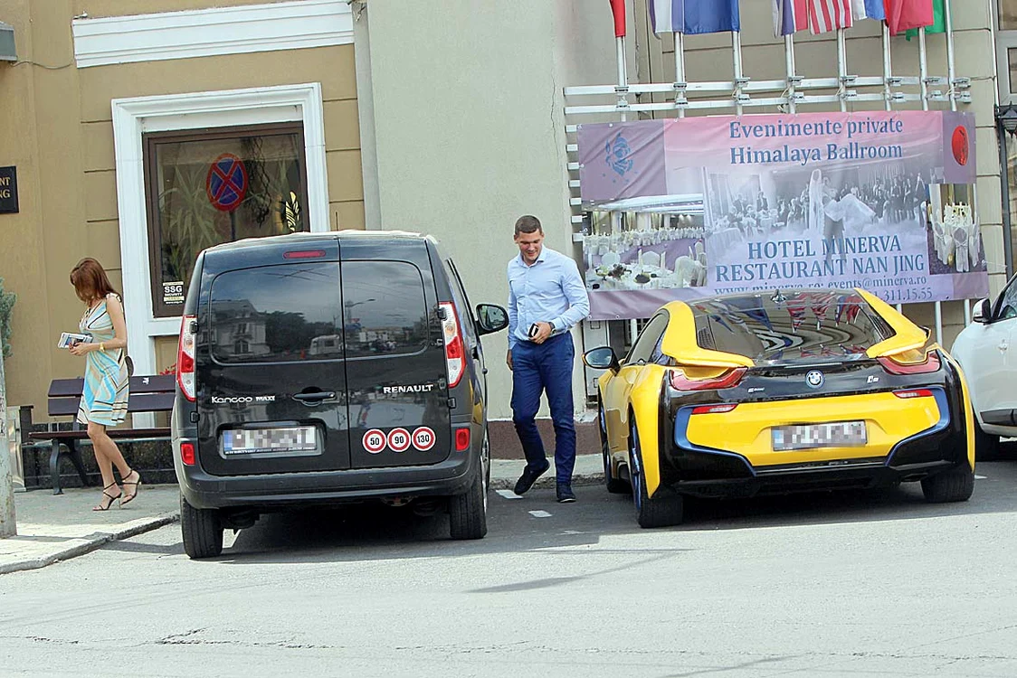 Omul de afaceri a plecat cu superbul său BMW bicolor
