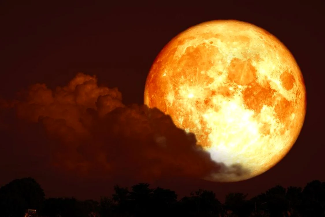 În acel moment, culoarea satelitului natural al Terrei se va întuneca şi va deveni roşie, nuanţa ei semănând cu cea pe care cerul o are în timpul zorilor şi la apusul Soarelui.foto shutterstock
