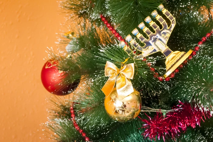 Menora, șfeșnicul cu șapte brațe, ornament în pomul de Crăciun (foto: Shutterstock)