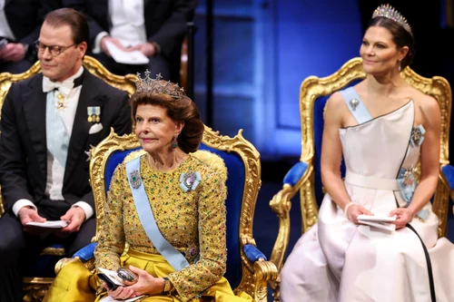 Regele Carl al XVI lea Gustaf, Prințul Daniel, Regina Silvia și Prințesa Victoria a Suediei la ceremonia de decernare a Premiilor Nobel 2025, GettyImages (4) jfif