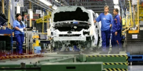 Fabrica Ford din Craiova îşi opreşte activitatea