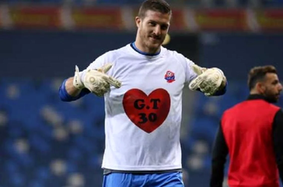 
    Portarul lui Hapoel Haifa cu tricoul pentru Tamas  