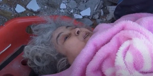 Femeie scoasa de sub ruine dupa 52 de ore Turcia Captura YouTube jpg