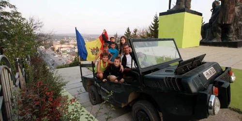 Copiii sunt încântaţi de automobilul care poate urca scări şi dealuri