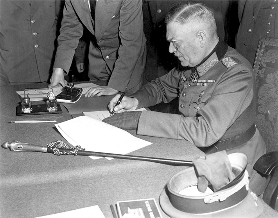 Wilhelm Keitel semnează un document de capitulare la sediul forțelor sovietice din Berlin pe 9 mai 1945. Sovieticii insistaseră să organizeze un al doilea ceremonial de semnare a capitulării în Berlinul ocupat, după cel din 8 mai organizat de Aliații occidentali.