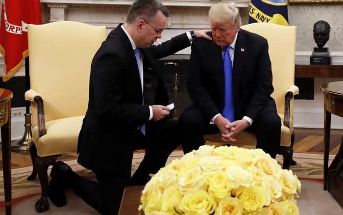 Pastroul Andrew Brunson binecuvântându-l pe preşedintele Donald Trump