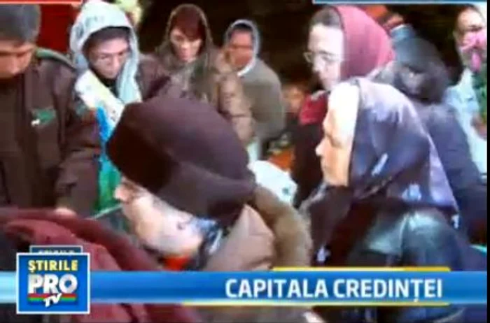 
    Mii de credincioşi au venit la sfintele moaşte  