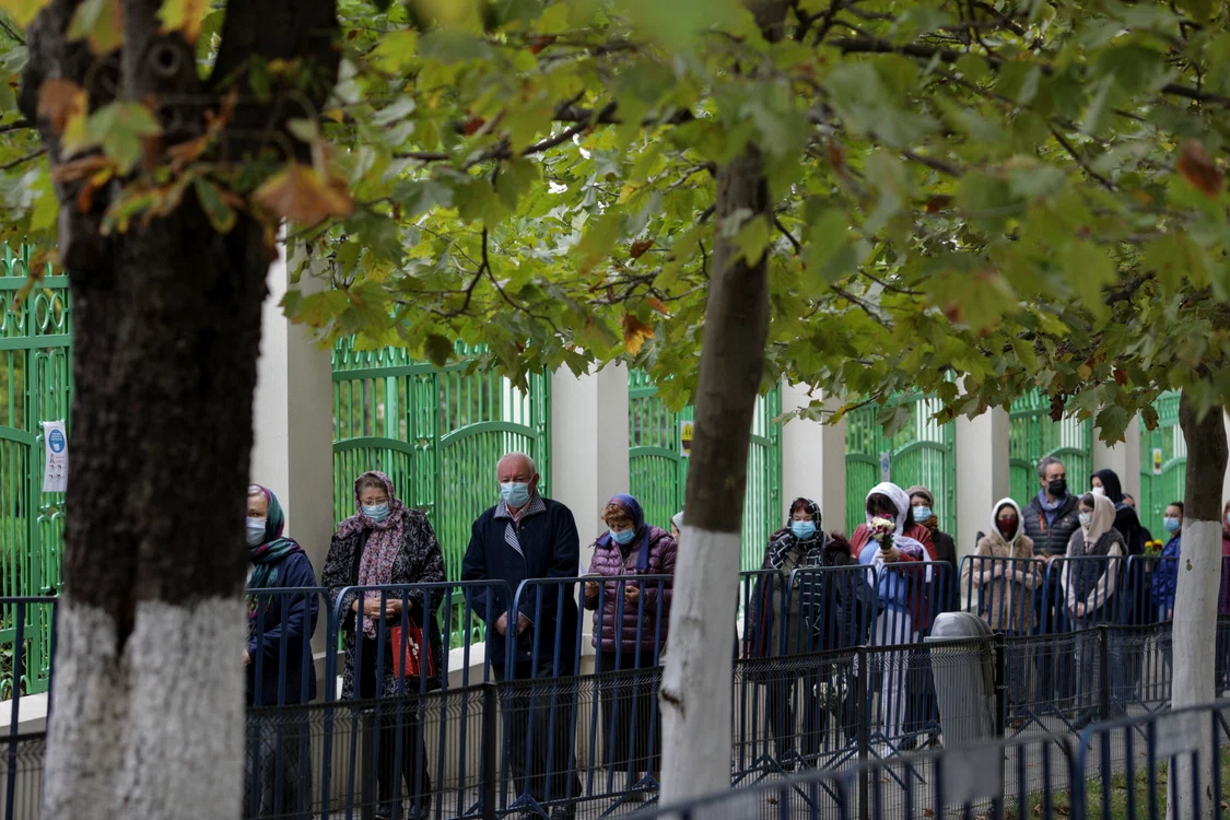 Coada bucureștenilor care voiau să se roage era frumos aliniată pe un singur rând
