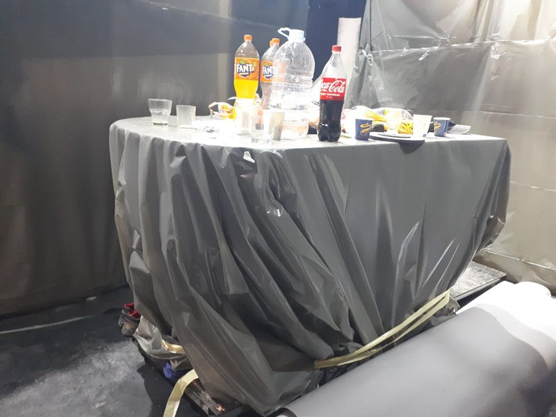 Pian valoros folosit de muncitori pe post de masă, la teatrul din Târgu Jiu. Pianist: „E ca și cum ai înjura într-o biserică“
