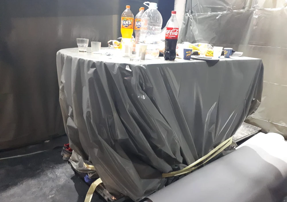 Pianul de peste 35.000 de euro a fost învelit în folie și muncitorii au pus suc și mâncare pe el 