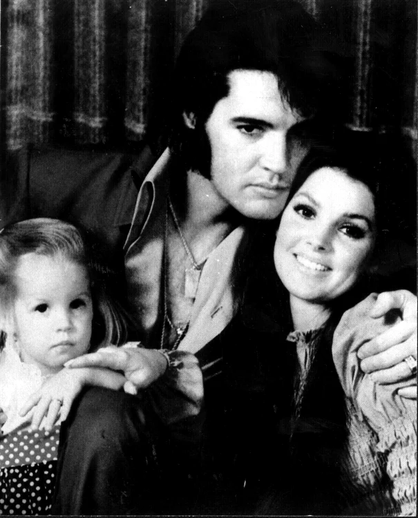Priscilla și Elvis, alături de Lisa Marie, unica lor fiică FOTO Profimedia