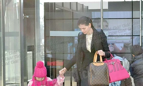 Când vine în România,  Monica o primeşte pe Irinuca  în apartamentul ei de lux jpeg